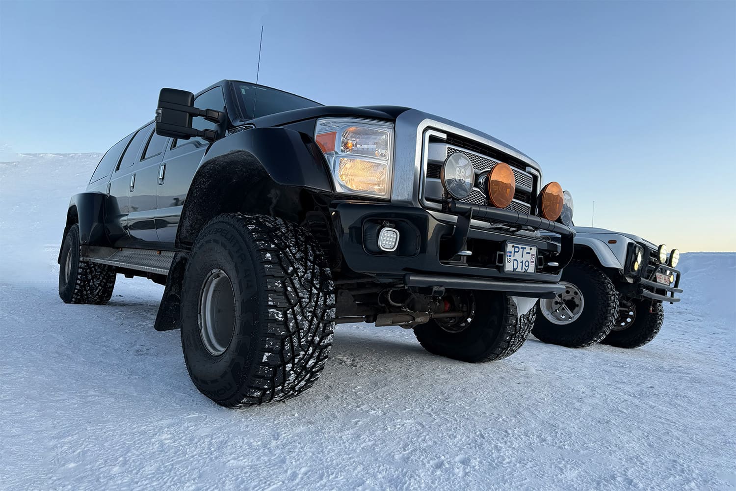 Top 5 Reasons Canadian Contractors Choose Steel Over Fiberglass Truck Caps