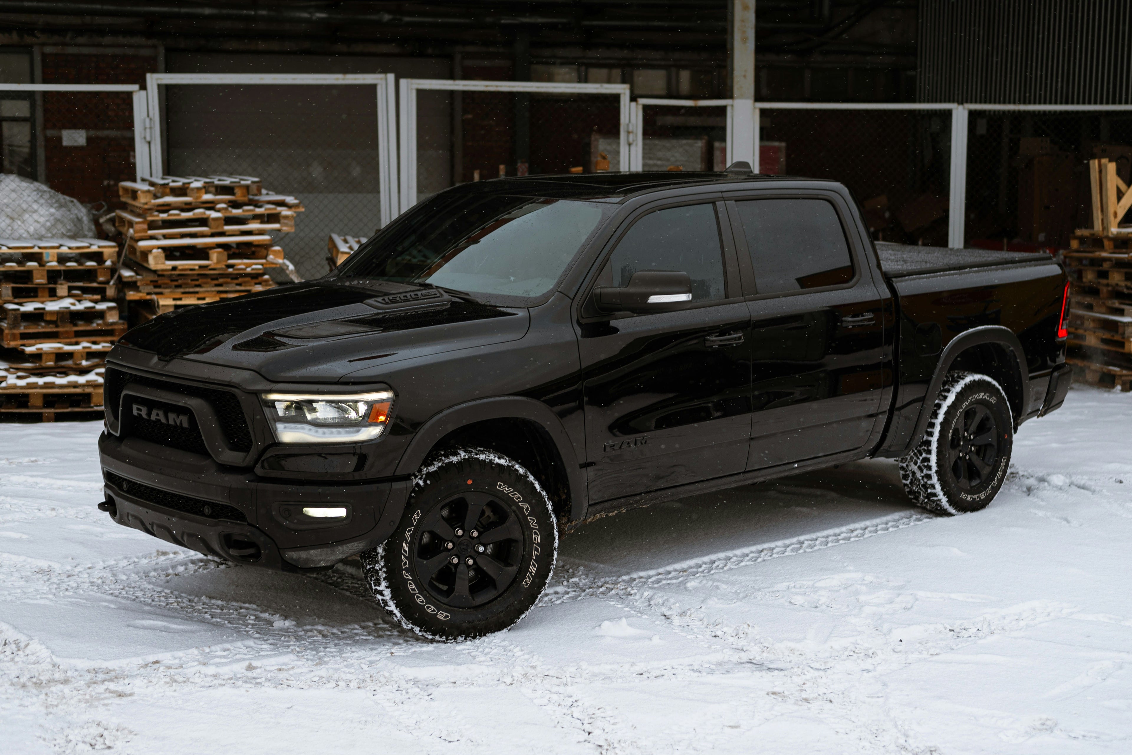 Best Truck Caps for Heavy-Duty Use in Canada 2025 Guide